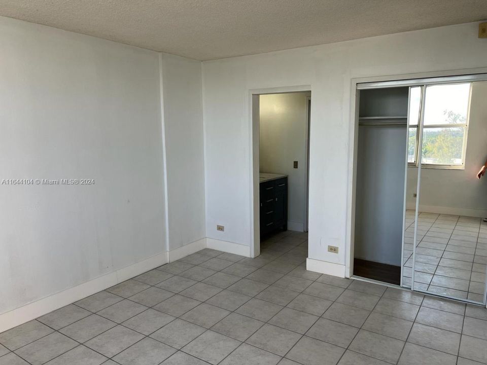 For Sale: $220,000 (1 beds, 1 baths, 865 Square Feet)