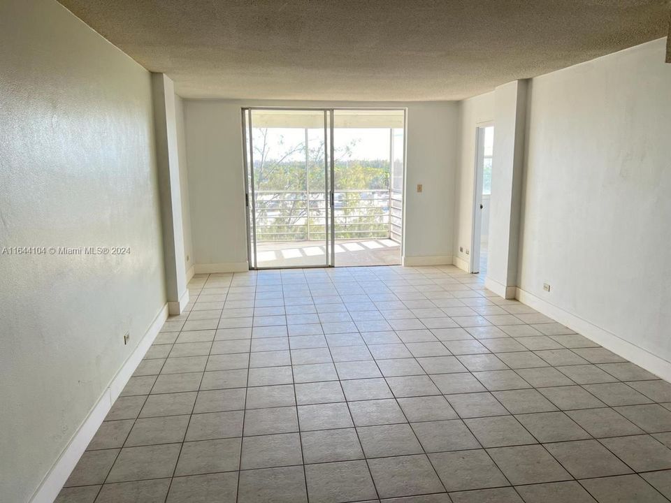 For Sale: $220,000 (1 beds, 1 baths, 865 Square Feet)