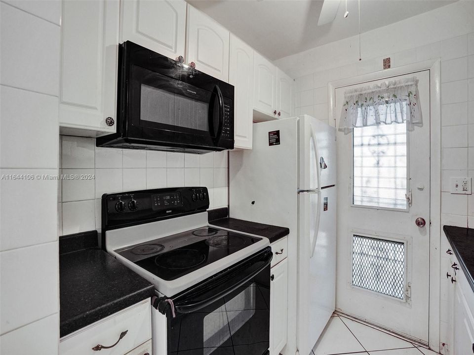 For Sale: $75,999 (1 beds, 1 baths, 688 Square Feet)