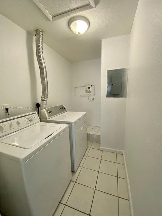 Active With Contract: $1,995 (2 beds, 1 baths, 920 Square Feet)