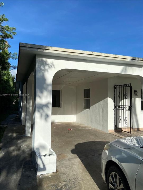 Active With Contract: $2,900 (4 beds, 2 baths, 1484 Square Feet)