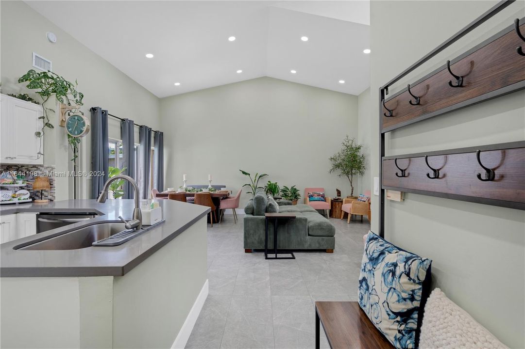 Recently Sold: $520,000 (3 beds, 2 baths, 1248 Square Feet)