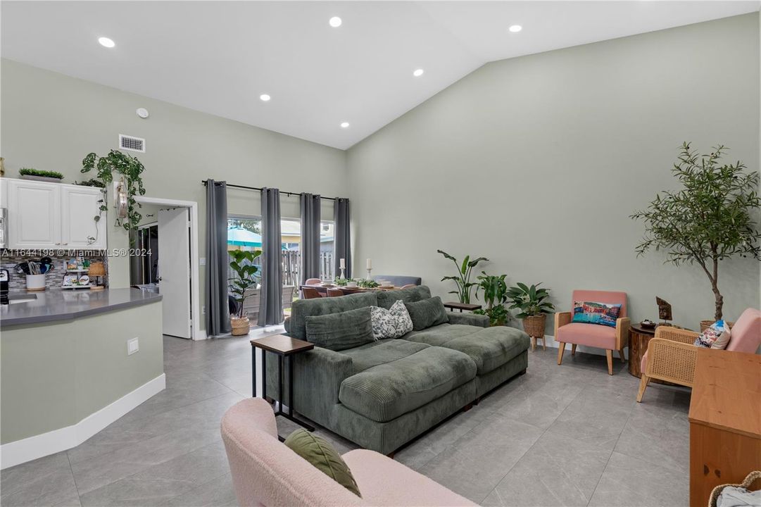 Recently Sold: $520,000 (3 beds, 2 baths, 1248 Square Feet)