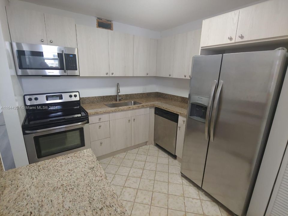 For Sale: $265,000 (2 beds, 2 baths, 1025 Square Feet)