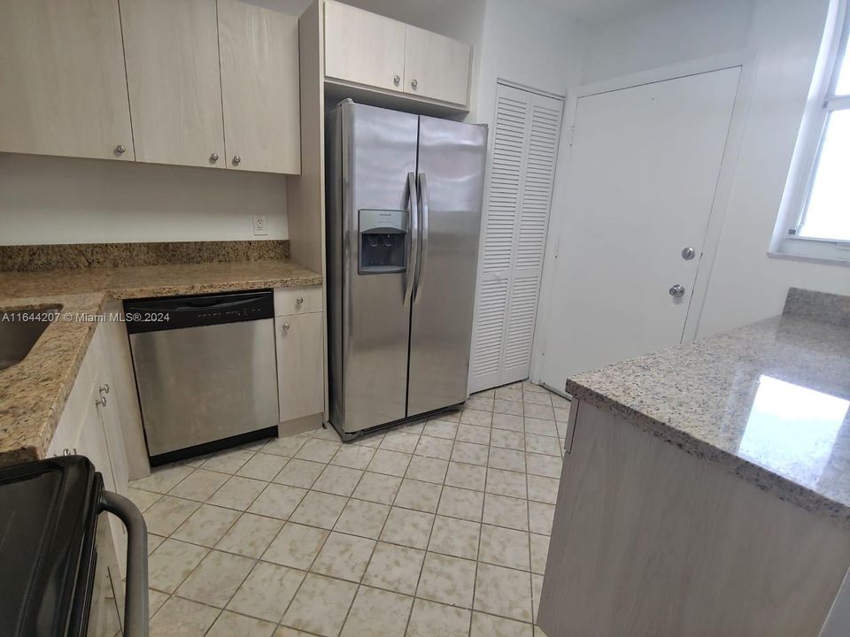 For Sale: $265,000 (2 beds, 2 baths, 1025 Square Feet)