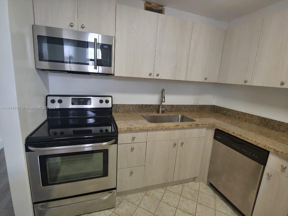 For Sale: $265,000 (2 beds, 2 baths, 1025 Square Feet)