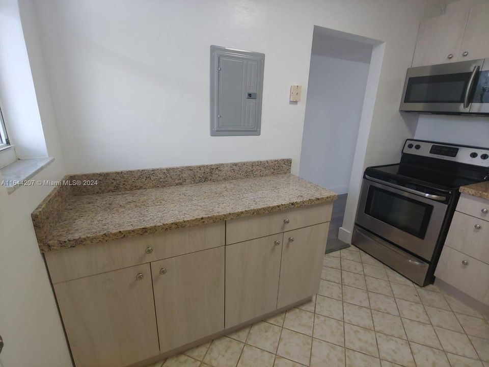 For Sale: $265,000 (2 beds, 2 baths, 1025 Square Feet)