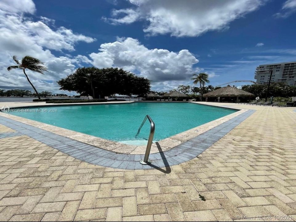 Recently Rented: $4,000 (2 beds, 2 baths, 1188 Square Feet)