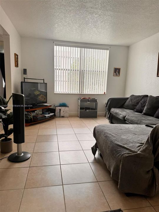 For Sale: $190,000 (1 beds, 1 baths, 550 Square Feet)