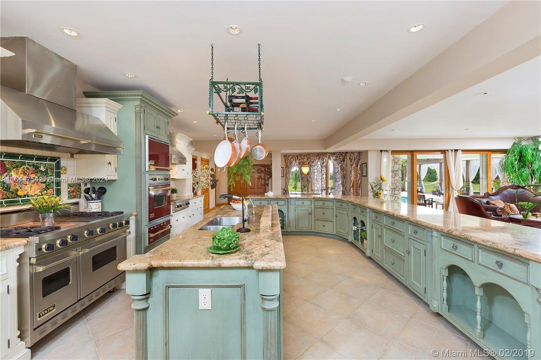 For Sale: $9,995,000 (6 beds, 6 baths, 8581 Square Feet)