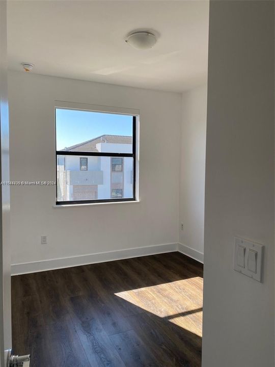 Active With Contract: $3,500 (3 beds, 2 baths, 1678 Square Feet)