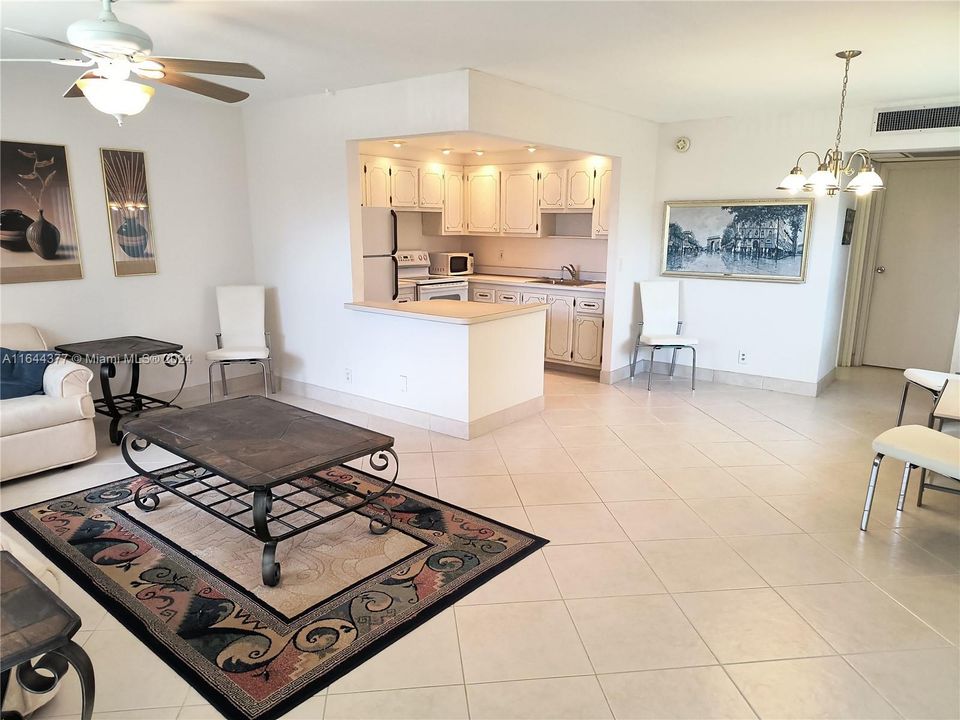 For Sale: $79,999 (1 beds, 1 baths, 720 Square Feet)