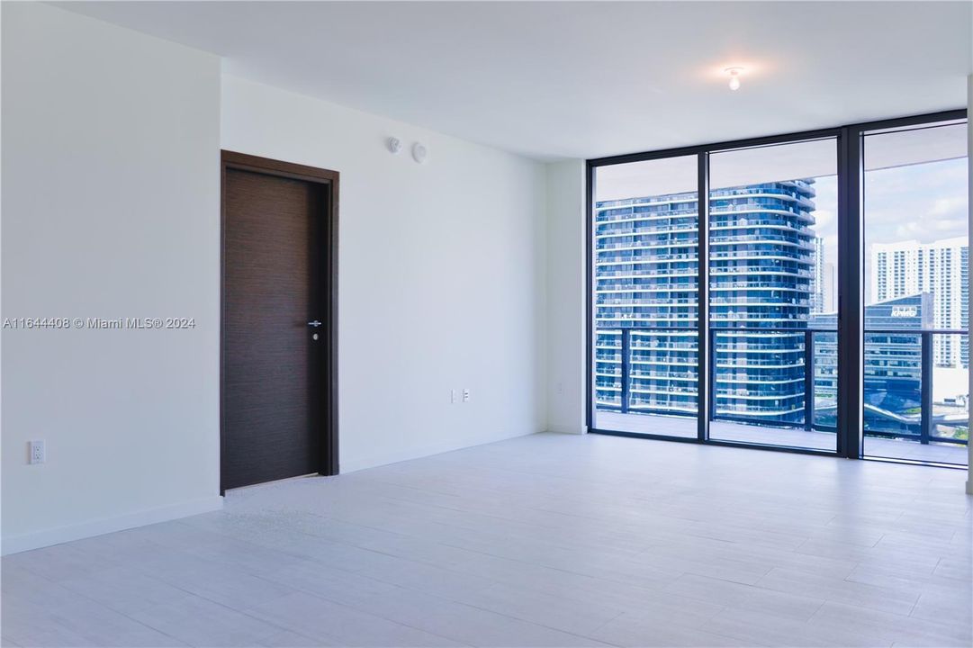 Active With Contract: $4,900 (1 beds, 1 baths, 870 Square Feet)