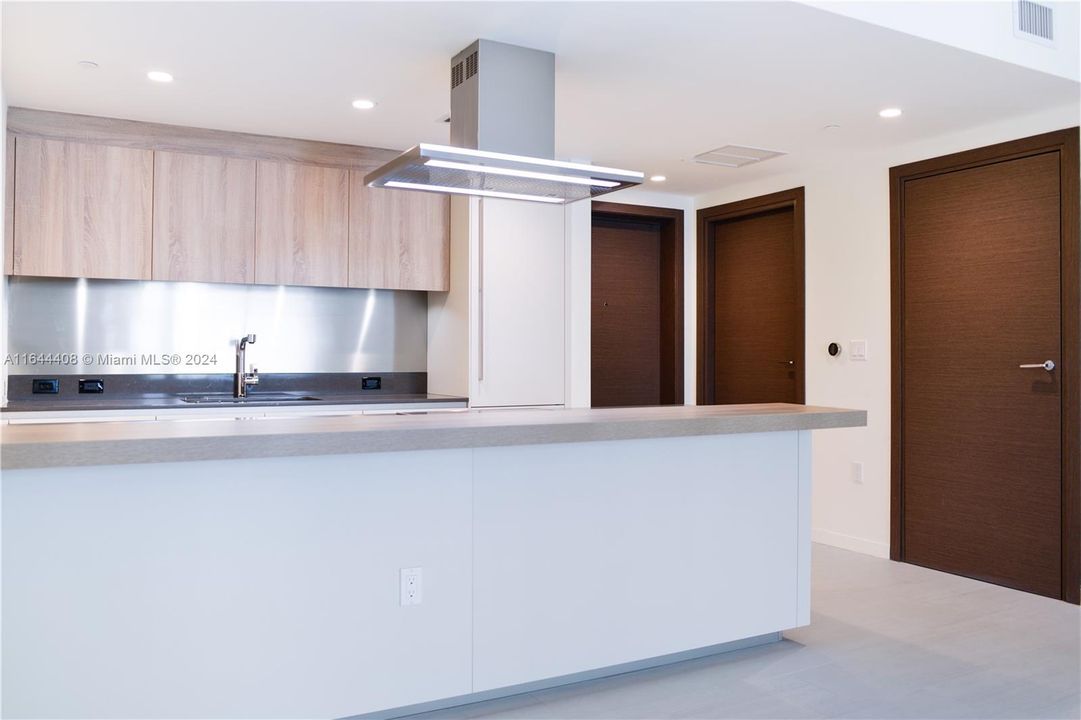 Active With Contract: $4,900 (1 beds, 1 baths, 870 Square Feet)