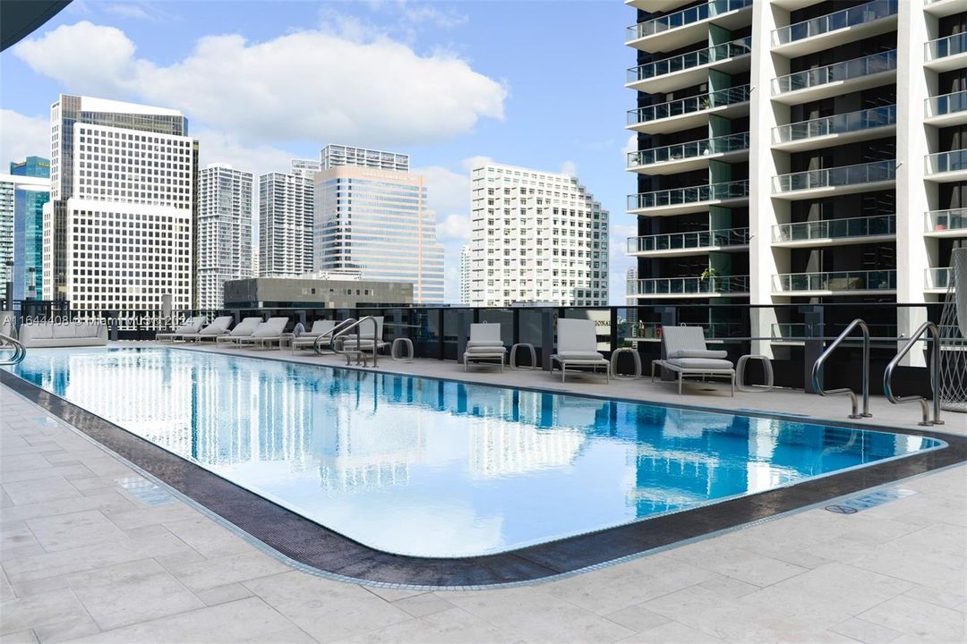 Active With Contract: $4,900 (1 beds, 1 baths, 870 Square Feet)