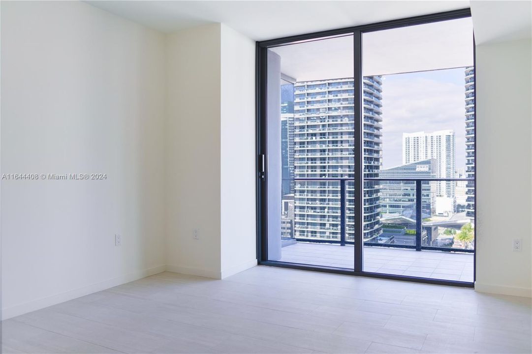 Active With Contract: $4,900 (1 beds, 1 baths, 870 Square Feet)