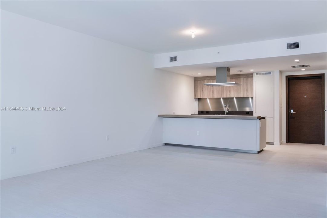 Active With Contract: $4,900 (1 beds, 1 baths, 870 Square Feet)