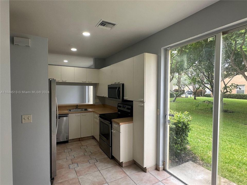 For Rent: $2,850 (2 beds, 2 baths, 1372 Square Feet)