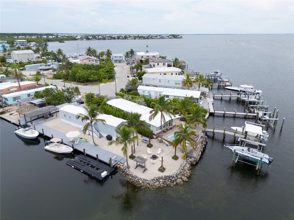 For Sale: $1,830,000 (3 beds, 2 baths, 924 Square Feet)