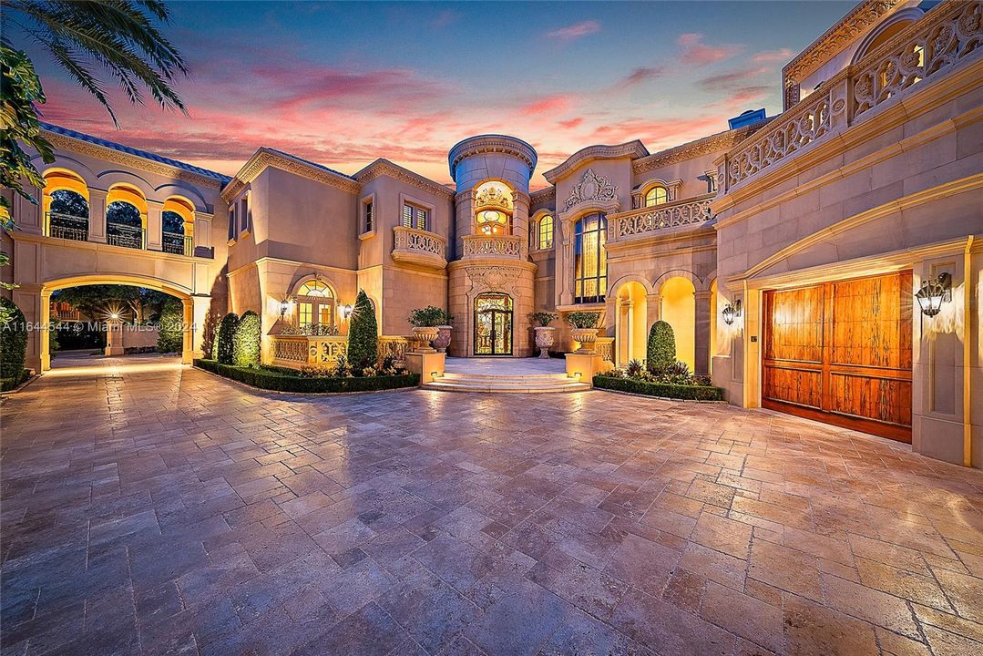 Vendido Recientemente: $40,000,000 (9 camas, 13 baños, 24320 Pies cuadrados)