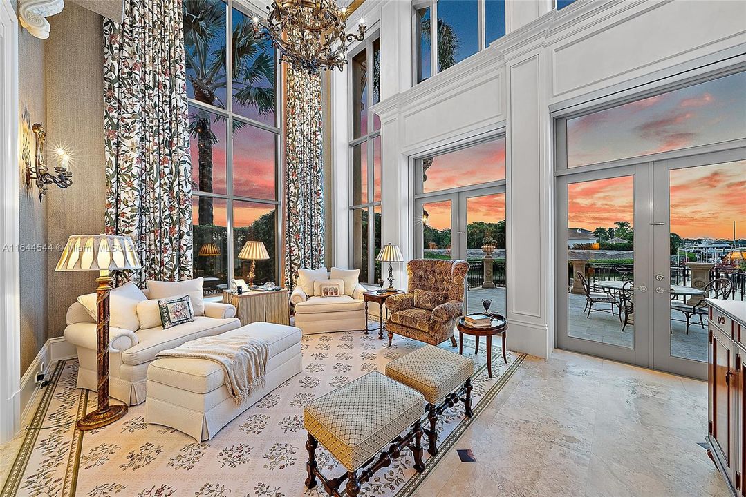 Vendido Recientemente: $40,000,000 (9 camas, 13 baños, 24320 Pies cuadrados)