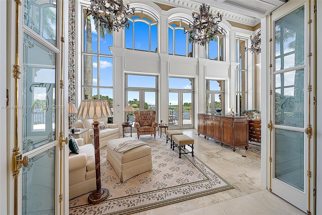 Vendido Recientemente: $40,000,000 (9 camas, 13 baños, 24320 Pies cuadrados)