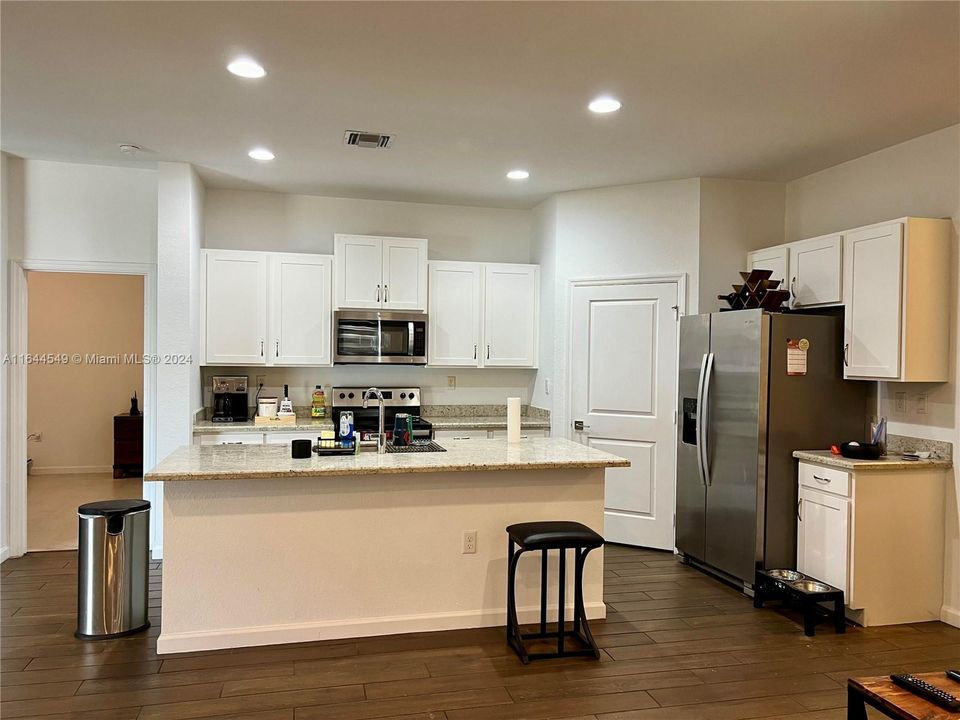 Active With Contract: $3,500 (3 beds, 2 baths, 1685 Square Feet)