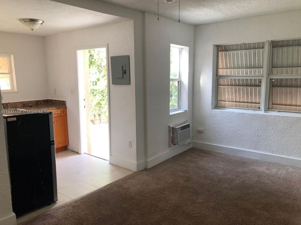 For Rent: $1,200 (0 beds, 1 baths, 300 Square Feet)