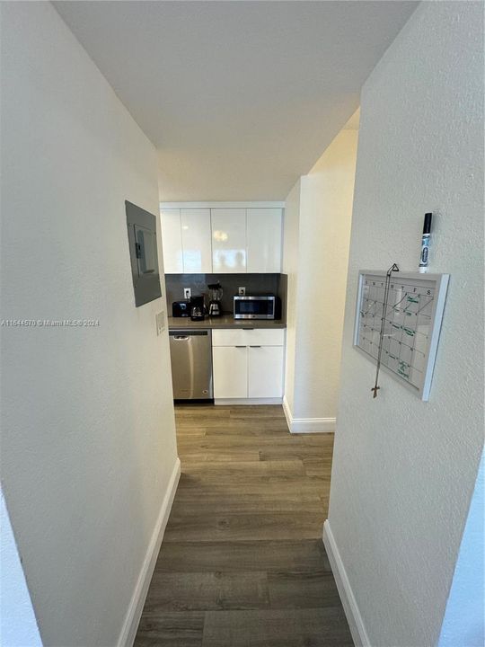 For Sale: $440,000 (1 beds, 1 baths, 689 Square Feet)