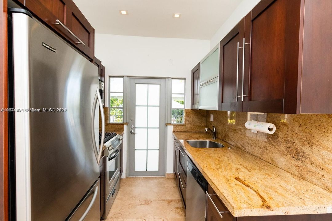 Recently Rented: $2,200 (1 beds, 1 baths, 656 Square Feet)