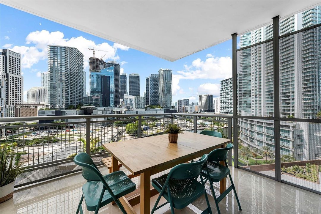 Active With Contract: $3,950 (2 beds, 2 baths, 1075 Square Feet)