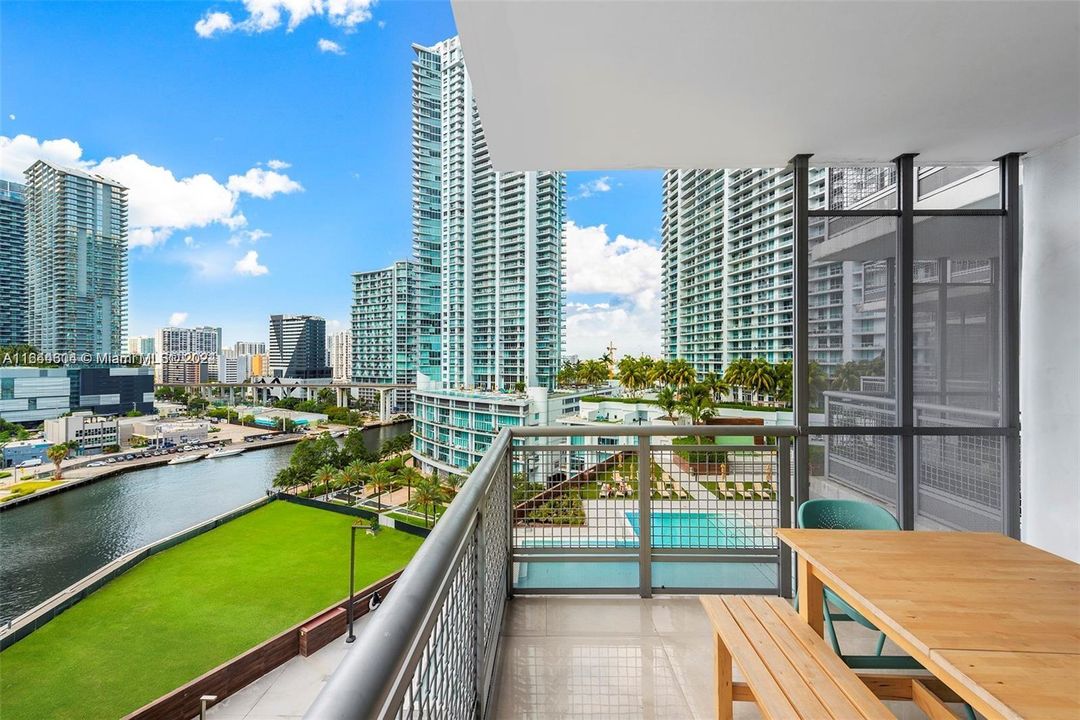 Active With Contract: $3,950 (2 beds, 2 baths, 1075 Square Feet)