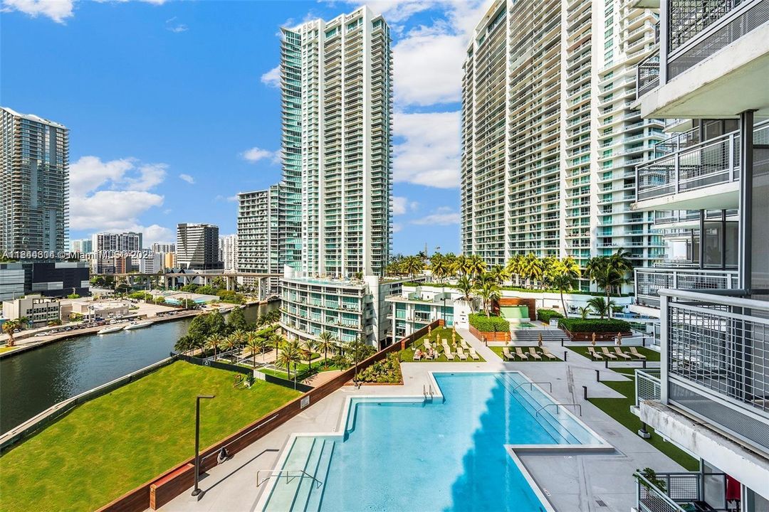 Active With Contract: $3,950 (2 beds, 2 baths, 1075 Square Feet)