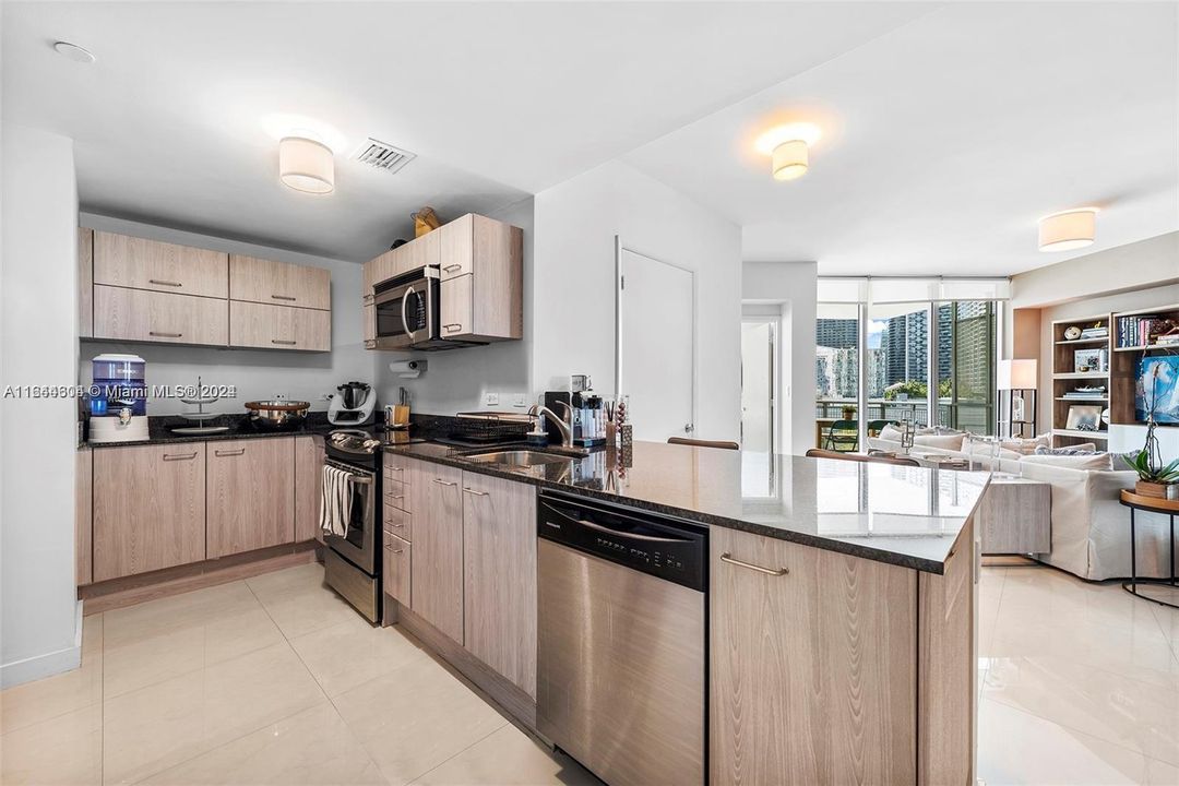 Active With Contract: $3,950 (2 beds, 2 baths, 1075 Square Feet)