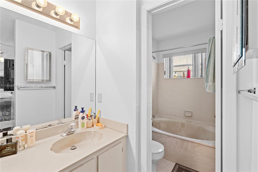 合同活跃: $530,000 (4 贝兹, 2 浴室, 1494 平方英尺)