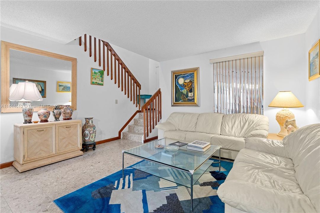 合同活跃: $530,000 (4 贝兹, 2 浴室, 1494 平方英尺)