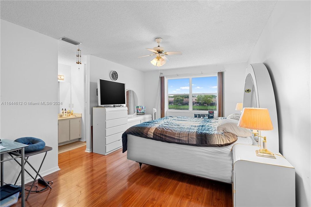 合同活跃: $530,000 (4 贝兹, 2 浴室, 1494 平方英尺)