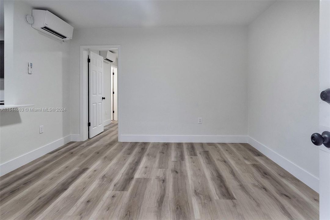 Active With Contract: $1,950 (1 beds, 1 baths, 550 Square Feet)