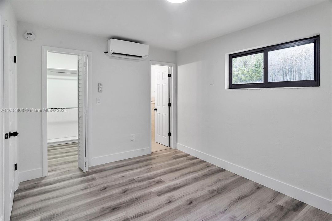 Active With Contract: $1,950 (1 beds, 1 baths, 550 Square Feet)