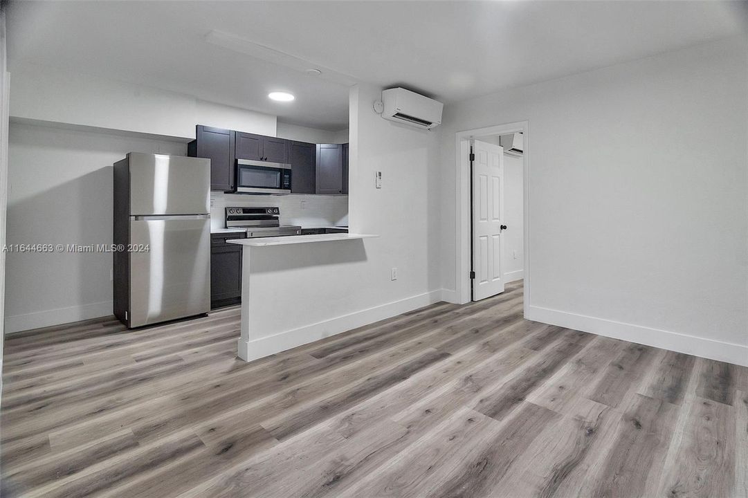 Active With Contract: $1,950 (1 beds, 1 baths, 550 Square Feet)