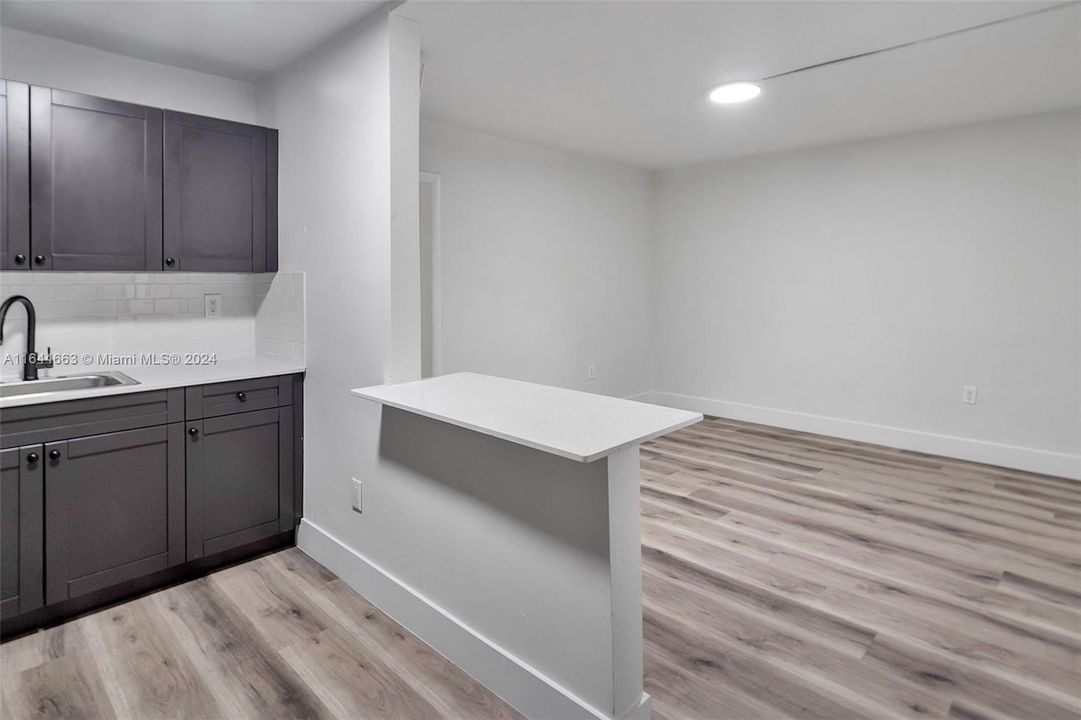 Active With Contract: $1,950 (1 beds, 1 baths, 550 Square Feet)