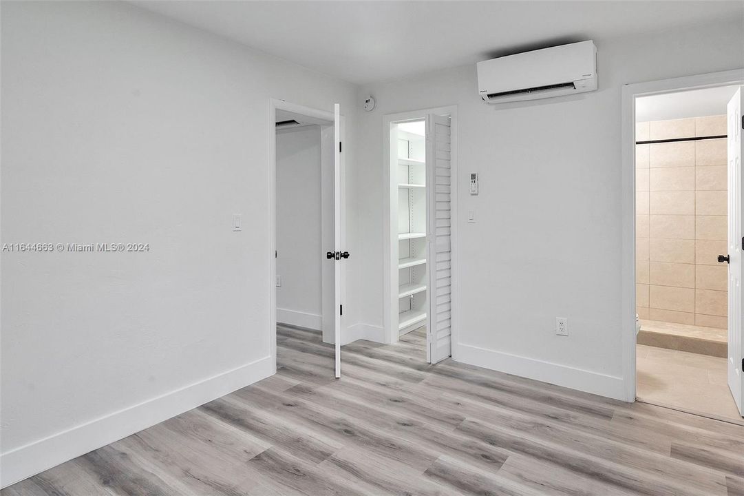 Active With Contract: $1,950 (1 beds, 1 baths, 550 Square Feet)