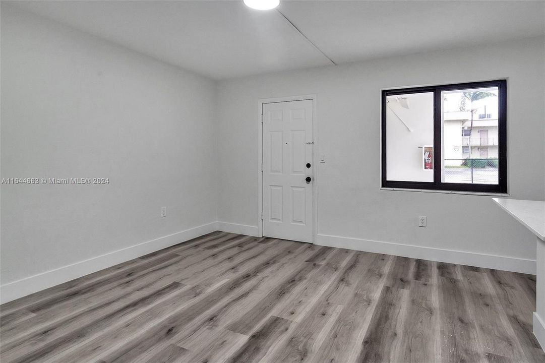 Active With Contract: $1,950 (1 beds, 1 baths, 550 Square Feet)