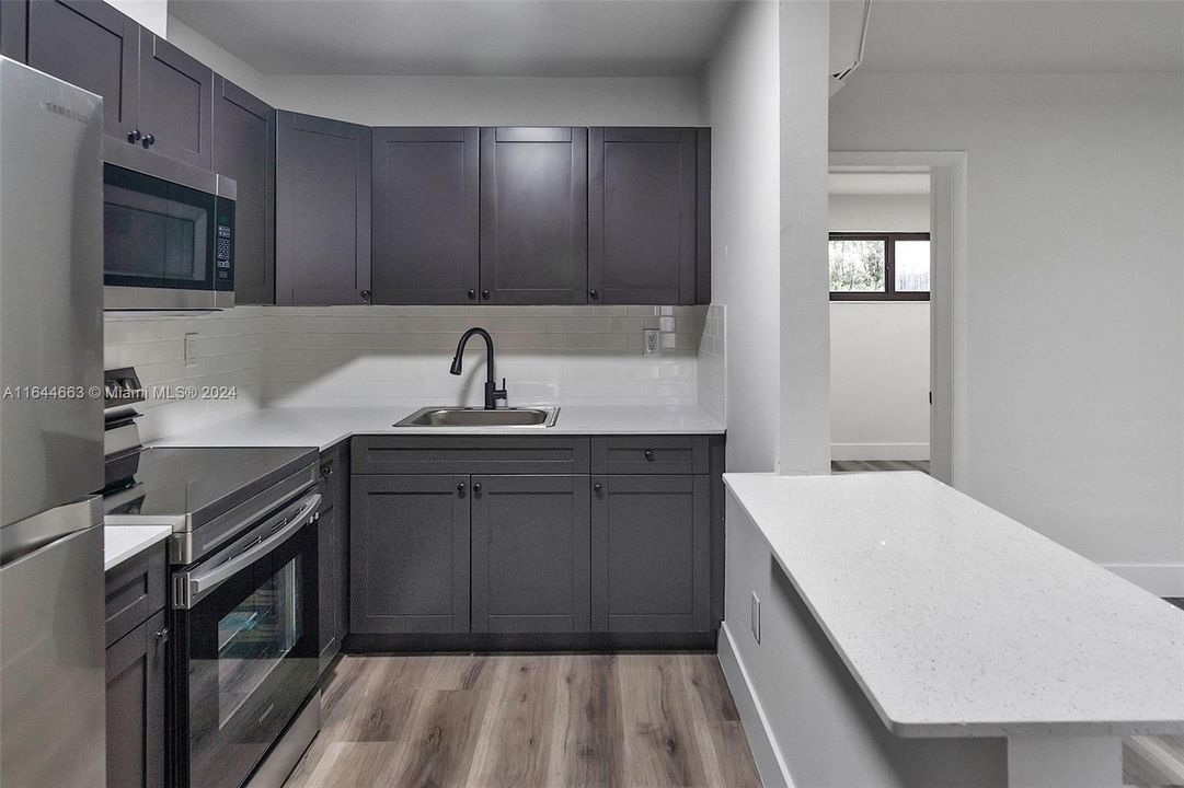 Active With Contract: $1,950 (1 beds, 1 baths, 550 Square Feet)