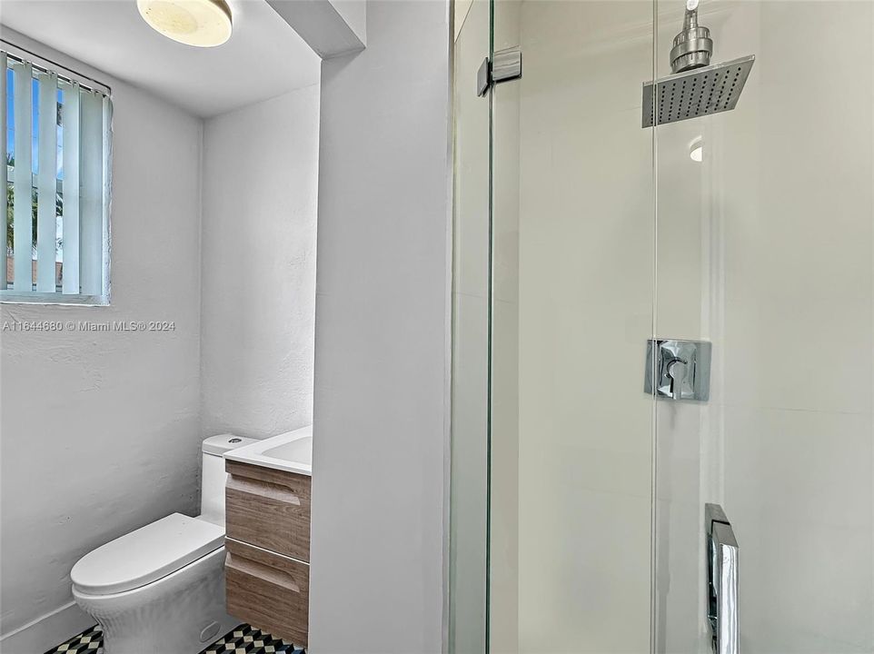 Active With Contract: $1,900 (1 beds, 1 baths, 650 Square Feet)