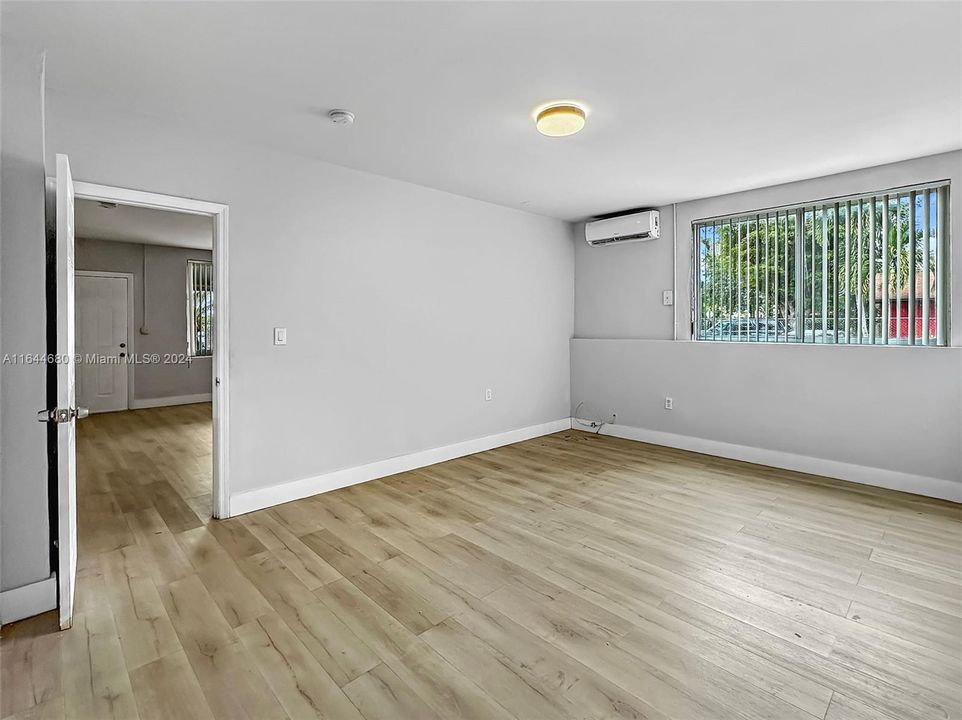 Active With Contract: $1,900 (1 beds, 1 baths, 650 Square Feet)