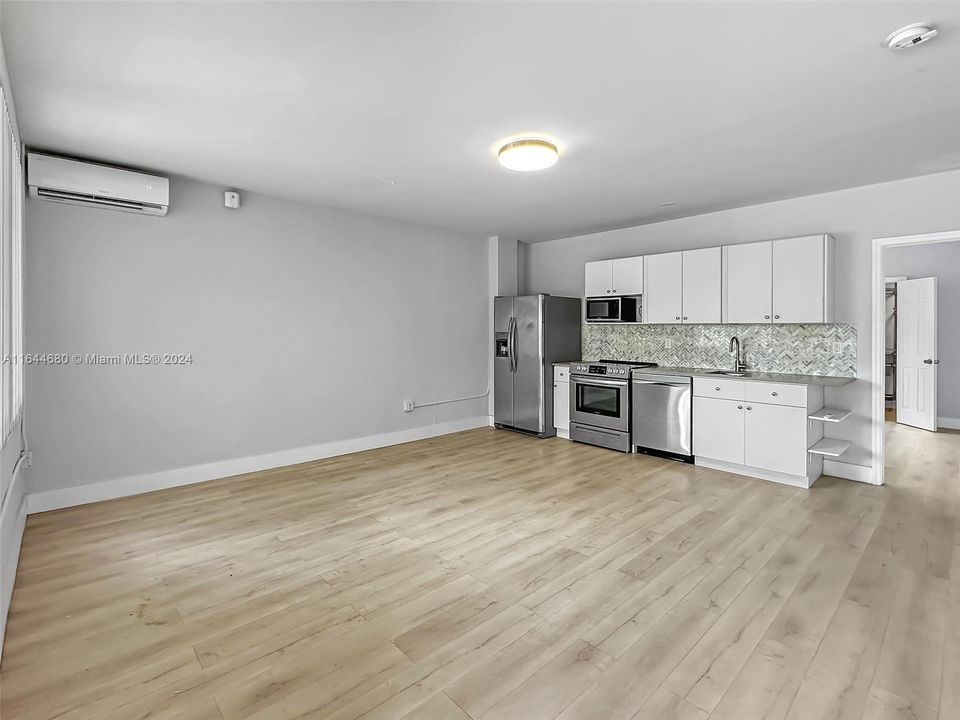 Active With Contract: $1,900 (1 beds, 1 baths, 650 Square Feet)