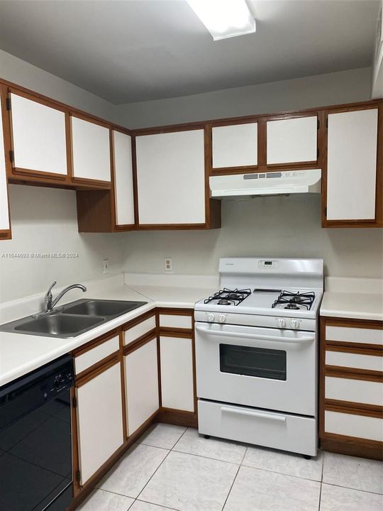 For Sale: $232,000 (1 beds, 1 baths, 693 Square Feet)