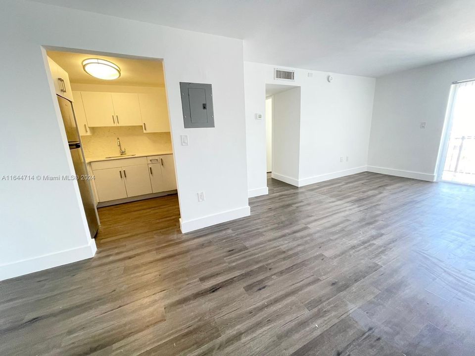 Active With Contract: $2,000 (1 beds, 1 baths, 730 Square Feet)