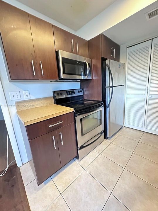 Active With Contract: $1,850 (2 beds, 1 baths, 731 Square Feet)